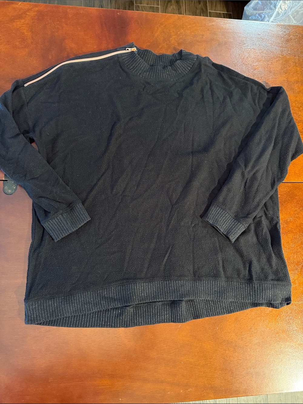 Unique! version women’s Black Crewneck Pullover with rose gold Shoulder Zipper